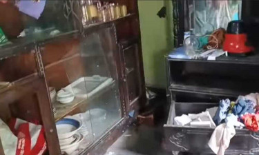 মির্জাগঞ্জে শিশুর গলায় ছুরি ধরে ডাকাতি