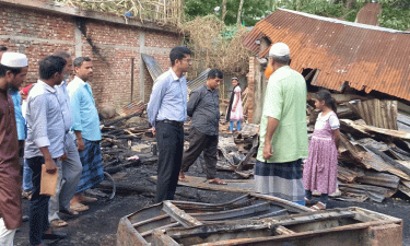 ছাগলনাইয়ায় বসতঘরে অগ্নিকাণ্ড, খোলা আকাশের নিচে ৮ পরিবার