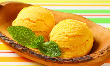 খুব সহজে বাড়িতেই তৈরি করুন ম্যাংগো আইসক্রিম