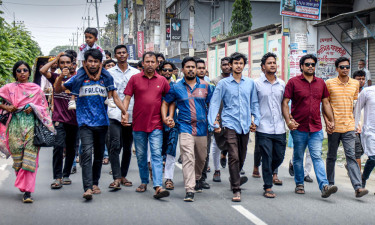 হাসনাত আব্দুল্লাহর গাড়িতে হামলা, গাইবান্ধায় বৈষম্যবিরোধীদের বিক্ষোভ