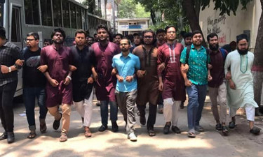 ৪ দাবিতে জবি শিক্ষার্থীদের বিক্ষোভ