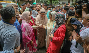পায়ে হেঁটে ফিরোজায় ঢুকলেন খালেদা জিয়া