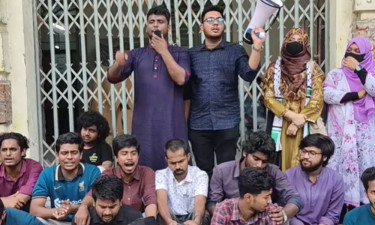 ৪ দফা দাবিতে প্রশাসনিক ভবনে তালা দিলেন জবি শিক্ষার্থীরা (ভিডিওসহ)