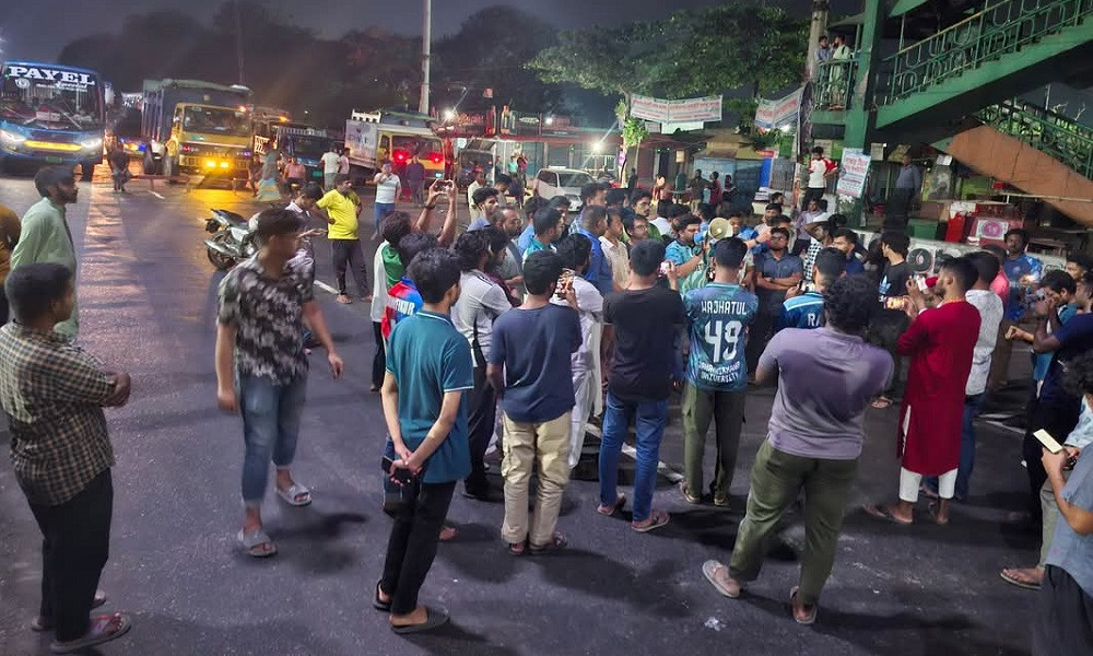 আওয়ামী লীগ নিষিদ্ধের দাবিতে জাবি শিক্ষার্থীদের মহাসড়ক অবরোধ