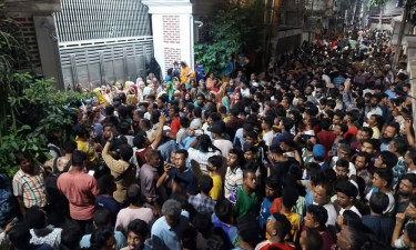আইভীকে আটকে অভিযান, পুলিশকে ঘিরে ধরেছেন সমর্থকরা