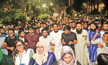 রাতভর যমুনার সামনে বিক্ষোভ