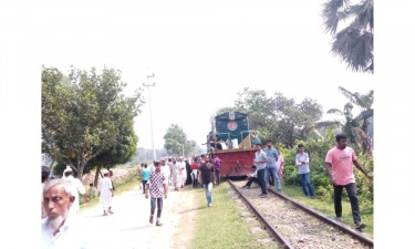 গফরগাঁওয়ে ভাঙা রেললাইনে ট্রেন চলাচল বিঘ্নিত