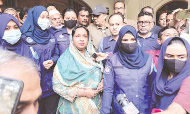 রাতভর নাটকীয়তা শেষে আইভীকে গ্রেপ্তার করে কাশিমপুর কারাগারে