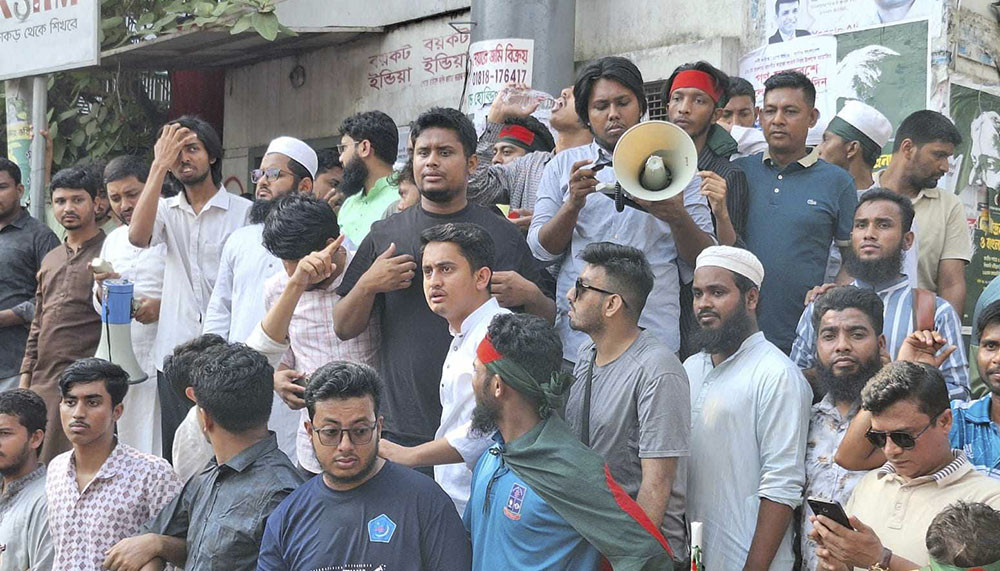 ছোট ছোট মিছিল নিয়ে গণজমায়েতে অংশ নিচ্ছে ছাত্র-জনতা