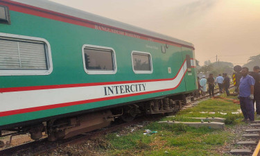 মালবাহী কনটেইনারের ৮ ঘণ্টা পর এবার আন্ত নগর লাইনচ্যুত