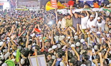 একদিকে উল্লাস অন্যদিকে অসন্তোষ