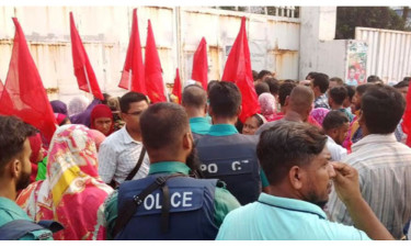 গাজীপুরে বকেয়া বেতনের দাবিতে ২ কারখানার শ্রমিকদের বিক্ষোভ