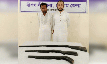 থানার সামনে গাড়ি তল্লাশি, ৩ আগ্নেয়াস্ত্রসহ গ্রেপ্তার ২