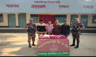 সীমান্তে ৪ বাংলাদেশিকে আটক করল বিজিবি