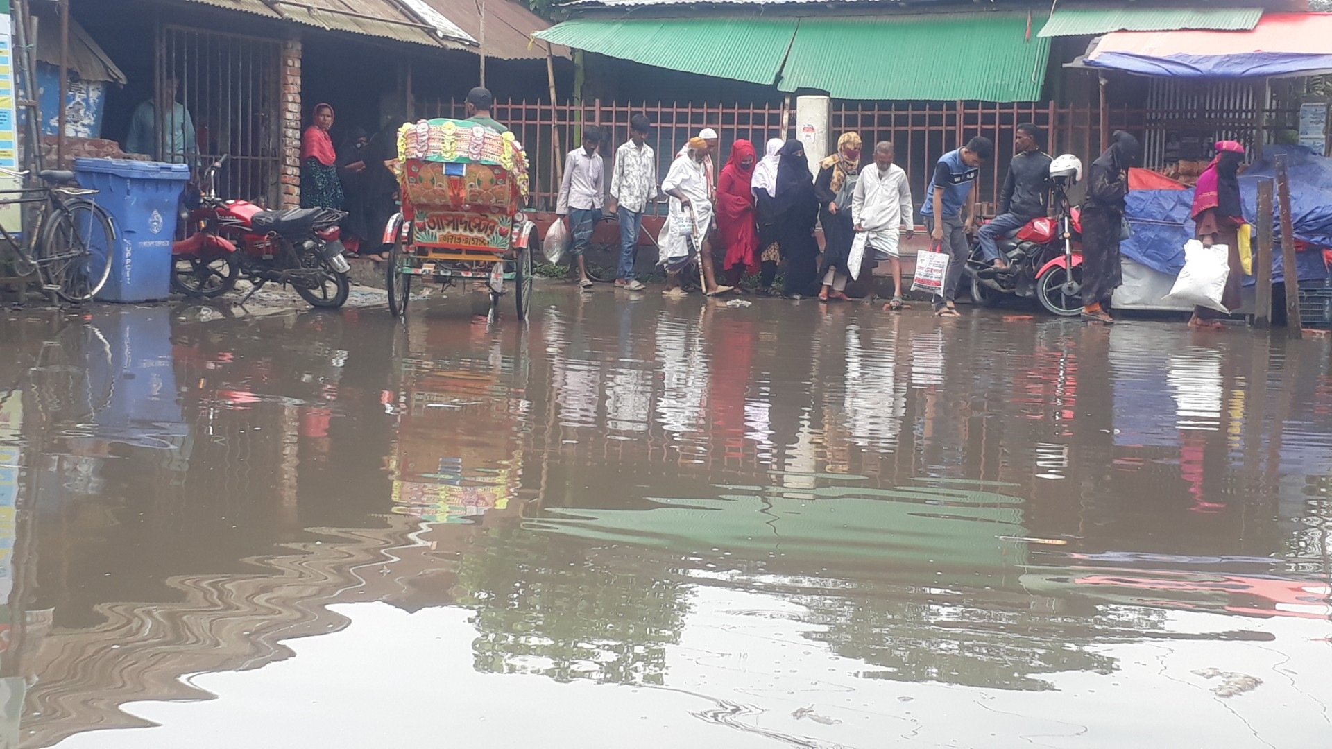 গফরগাঁওয়ে স্টেশন চত্বরে হাঁটুপানি, যাত্রী দুর্ভোগ চরমে