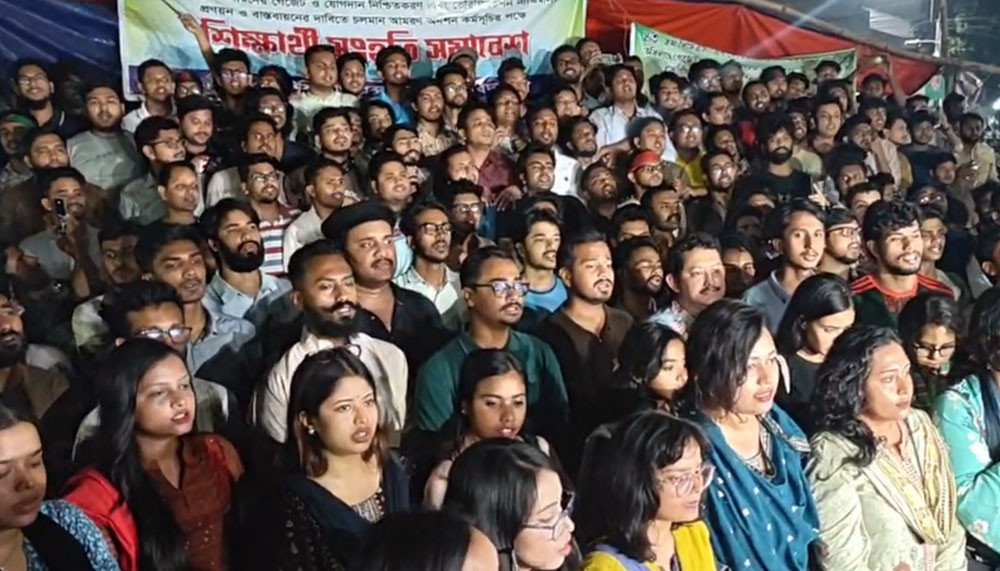 সমবেত কণ্ঠে জাতীয় সংগীত গেয়ে শিক্ষার্থীদের প্রতিবাদ