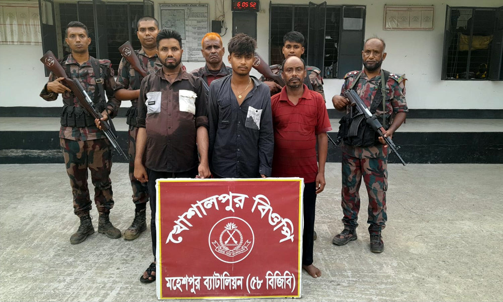 সীমান্তে অবৈধ উপায়ে বাংলাদেশে প্রবেশের সময় নারী-শিশুসহ আটক ৫৯