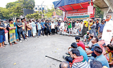 স্থায়ীভাবে নিষিদ্ধের দাবিতে জুলাই আহতদের শাহবাগ ব্লকেড