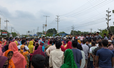 বোনাস ও বকেয়ার দাবিতে ভালুকায় মহাসড়ক অবরোধ