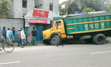নিয়ন্ত্রণ হারিয়ে ট্রাক দোকানে
