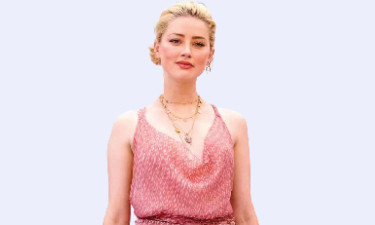 মা দিবসে দিলেন জমজ সন্তানের মা হওয়ার খবর