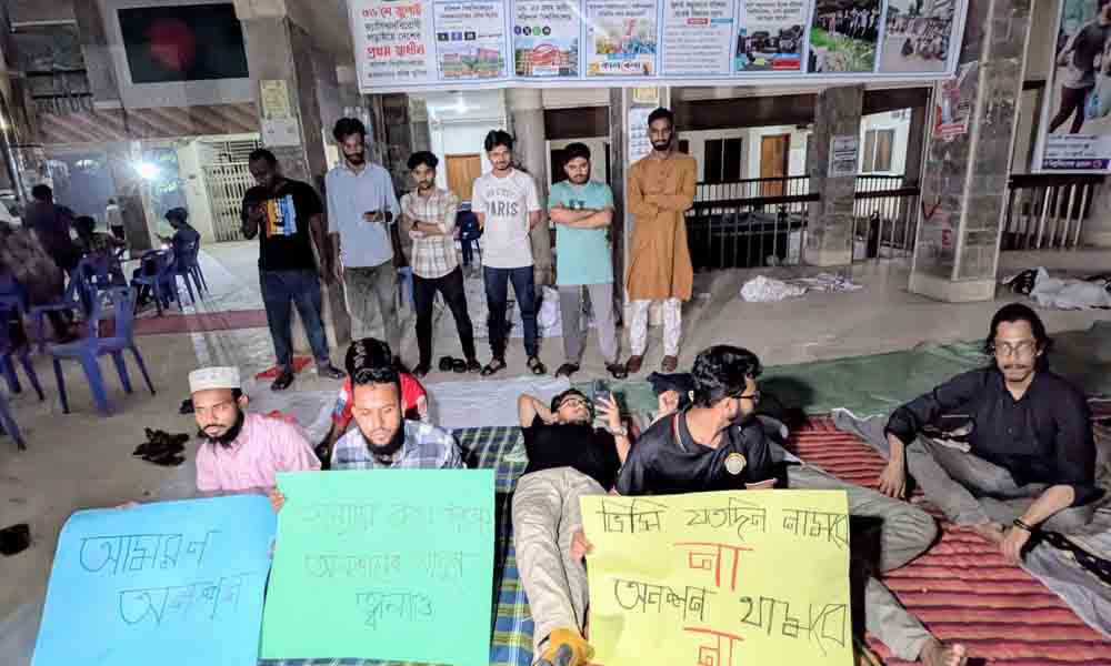 উপাচার্যের পদত্যাগের দাবিতে আমরণ অনশনে ববি শিক্ষার্থীরা