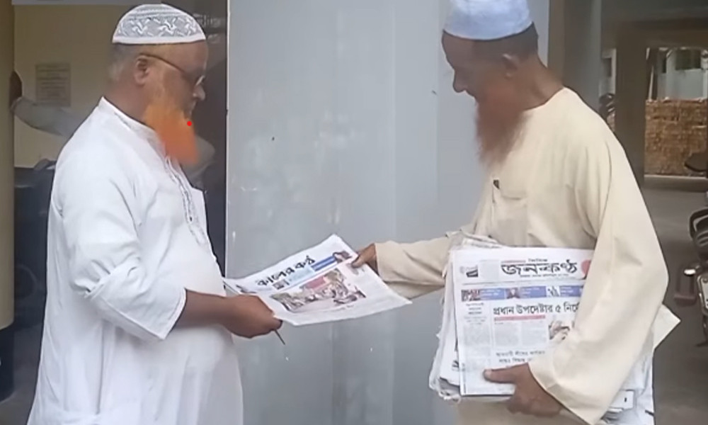 খবরের কাগজ ফেরি করেন যিনি, তার খবর নেওয়ার নেই কেউ (ভিডিওসহ)