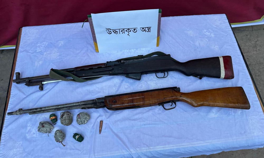 বালির নিচ থেকে গুলিসহ অস্ত্র ও হাত বোমা উদ্ধার