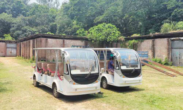 চবিতে শিক্ষার্থীদের যাতায়াতের জন্য চালু হলো পরিবেশবান্ধব ২ ই-কার
