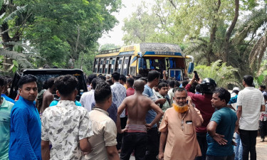 ঢাকা-বরিশাল মহাসড়কে বাস-মাইক্রোবাসের মুখোমুখি সংঘর্ষ, শিশুসহ আহত ১০