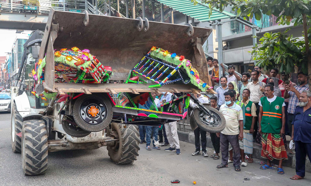 অভিযানে ভাঙা রিকশার ক্ষতিপূরণ দেওয়া হচ্ছে