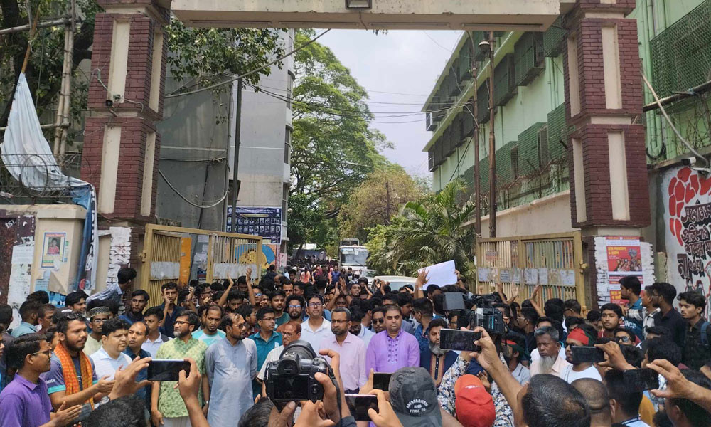 যমুনা অভিমুখে জবি শিক্ষার্থীদের লংমার্চ শুরু (ভিডিওসহ)