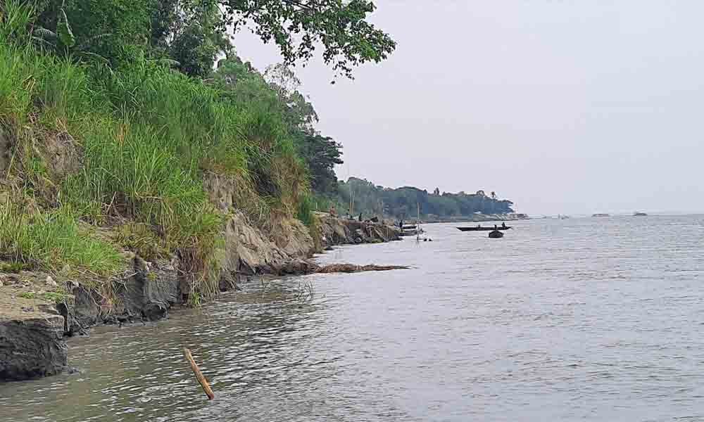 শিবালয়ে অসময়ে নদী ভাঙন আতঙ্কে যমুনা পাড়ের মানুষ