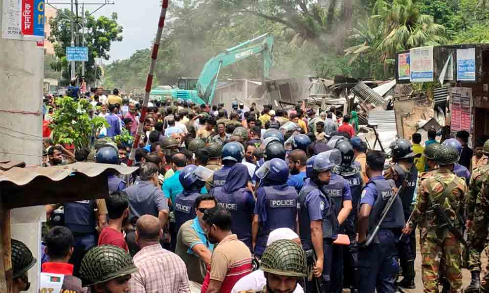 ময়মনসিংহে সানকীপাড়া বাজার এলাকায় রেলের উচ্ছেদ অভিযান