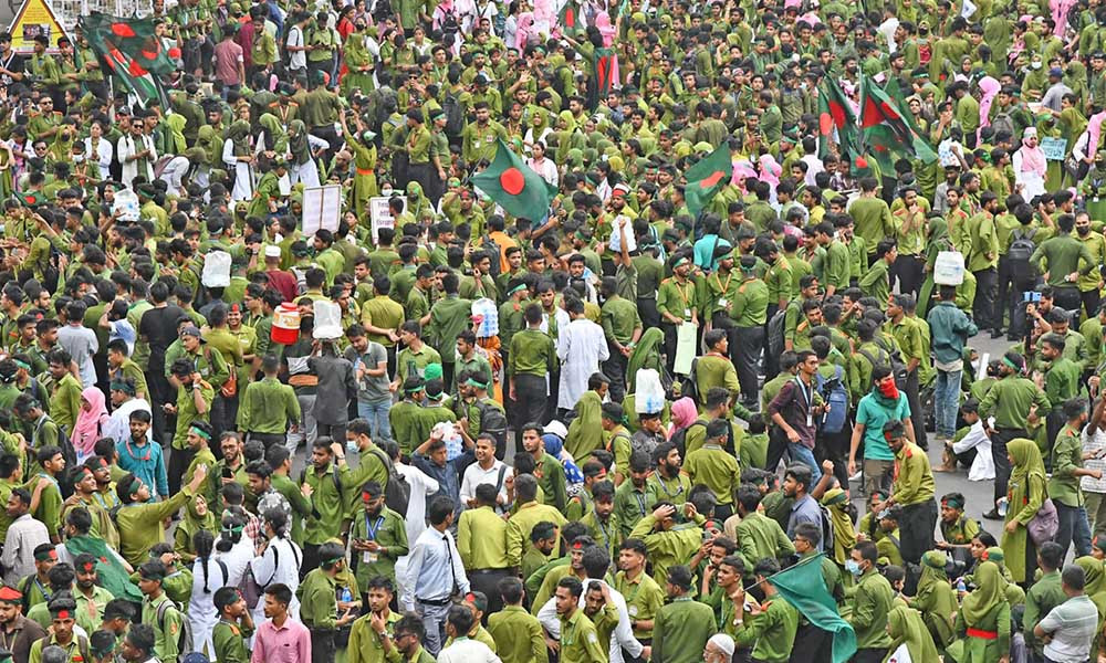 শাহবাগ অবরোধ করল নার্সিং শিক্ষার্থীরা (ভিডিওসহ)