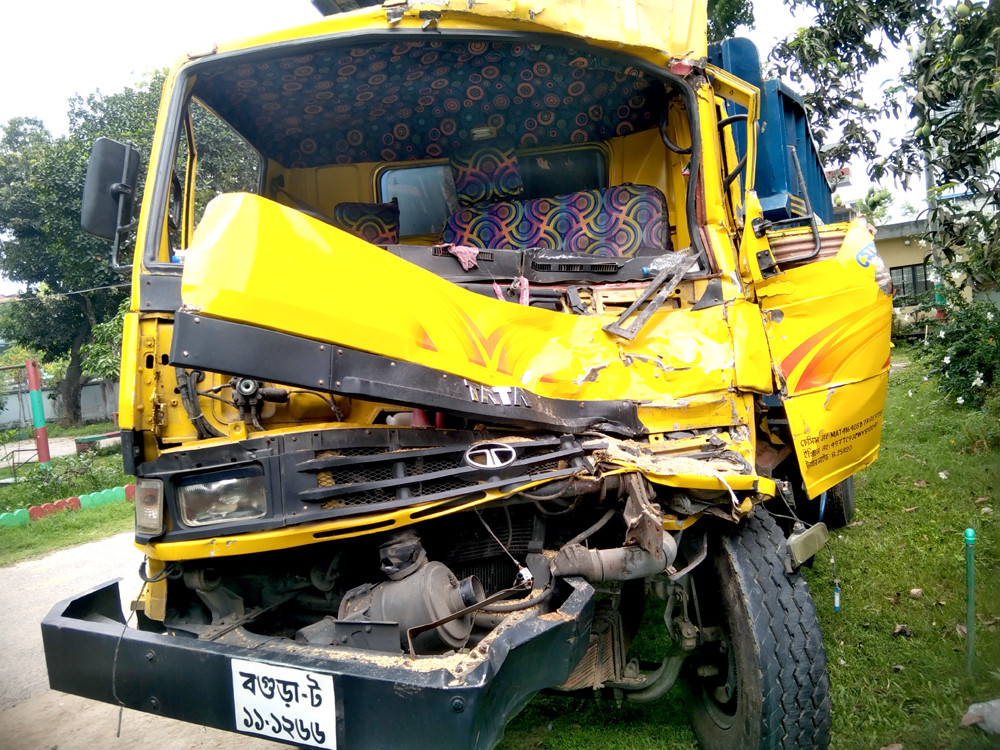 ট্রাকের ধাক্কায় ট্রাক্টরচালক নিহত