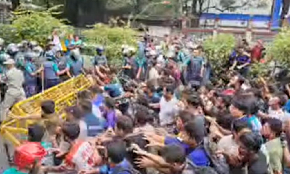 জবি শিক্ষার্থীদের ৩ দফা দাবিতে লং মার্চ, পুলিশের দমনপীড়নে উত্তাল রাজধানী (ভিডিওসহ)