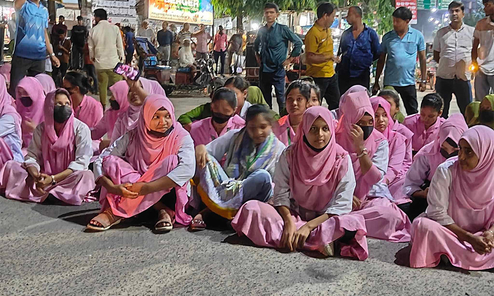 ঠাকুরগাঁও-পঞ্চগড় মহাসড়ক অবরোধ নার্সিং শিক্ষার্থীদের