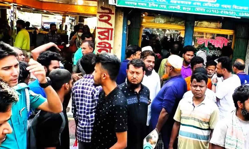 গহনা দেখতে এসে ১০০ ভরি সোনা চুরি