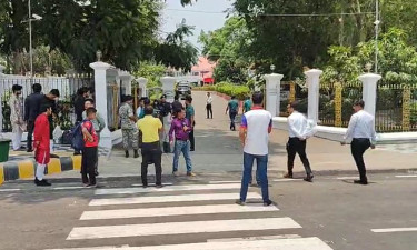 বন্দর পরিদর্শন শেষে সার্কিট হাউসে প্রধান উপদেষ্টা (ভিডিওসহ)