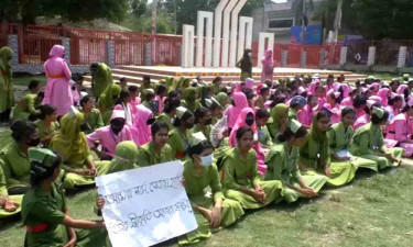 গোপালগঞ্জে নার্স-মিডওয়াইফ শিক্ষার্থীদের বিক্ষোভ