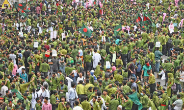 শাহবাগ অবরোধ করল নার্সিং শিক্ষার্থীরা (ভিডিওসহ)