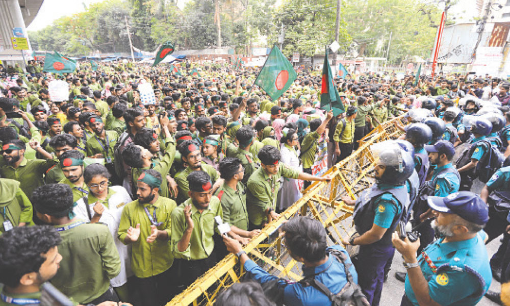 নার্সিং শিক্ষার্থীদের সড়ক অবরোধ পুলিশের লাঠিপেটা