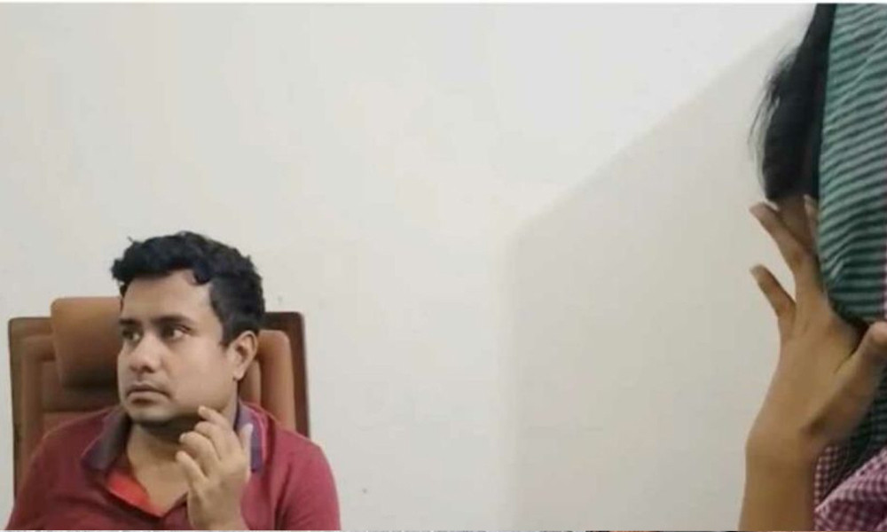 ‘অন্ধকার কক্ষে’ ছাত্রীসহ আটক রাবি শিক্ষক, ভিডিও ভাইরাল