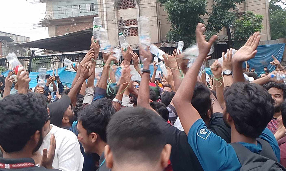 জবি শিক্ষার্থীদের স্লোগানে উত্তাল কাকরাইল