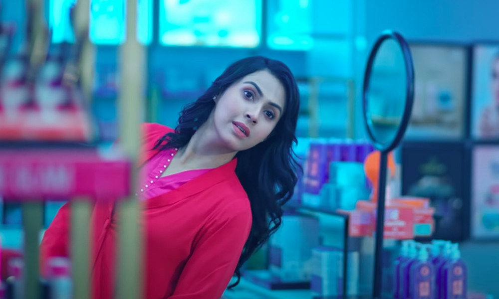 একজন নারী বিক্রয়কর্মীর গল্পে ‘সেলস গার্ল’