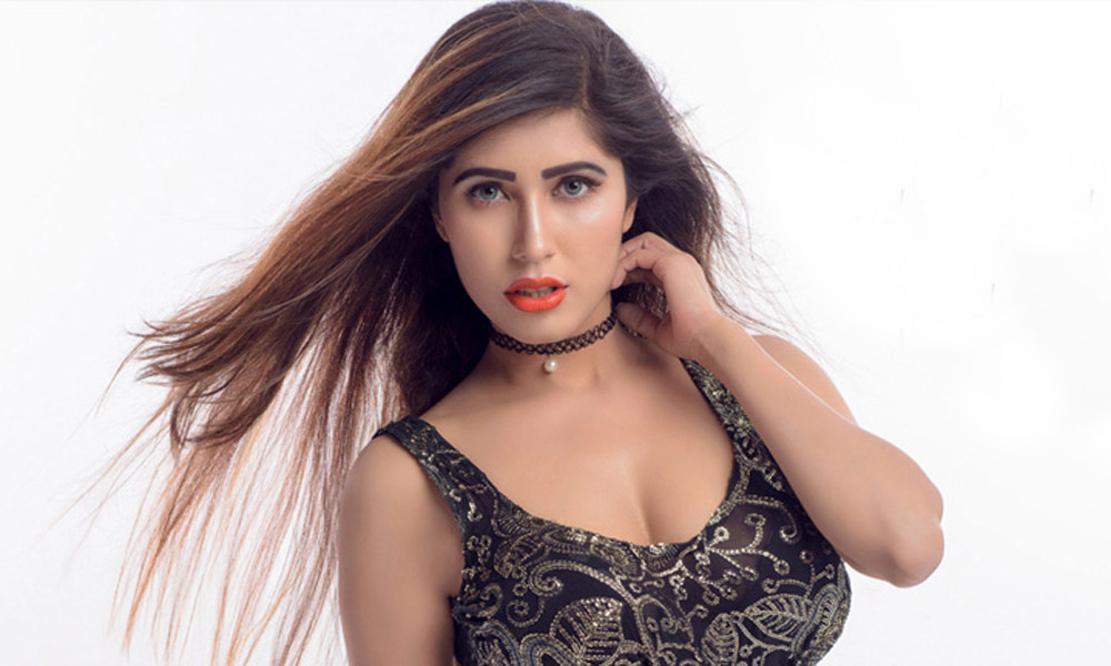 বিরক্ত করলে কুকুর লেলিয়ে দেবেন নায়লা নাঈম