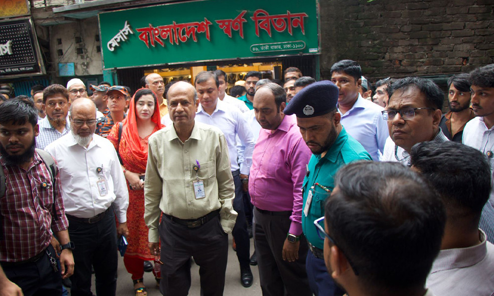 তাঁতীবাজার এলাকা পরিদর্শন করলেন রাজউক চেয়ারম্যান