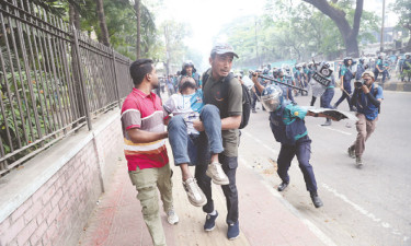 জবি শিক্ষার্থীদের টিয়ার শেল, লাঠিপেটা