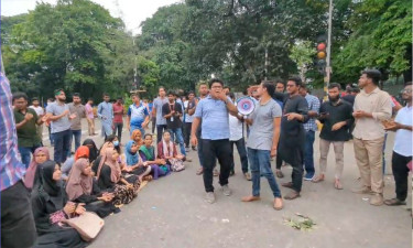 দ্বিতীয় দিনেও অবস্থানে অনড় জবি শিক্ষার্থীরা (ভিডিওসহ)